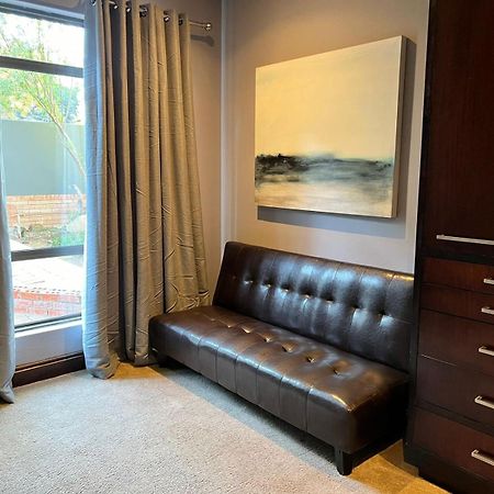 Tredenham Boutique Hotel Bloemfontein Bagian luar foto A futon sofa