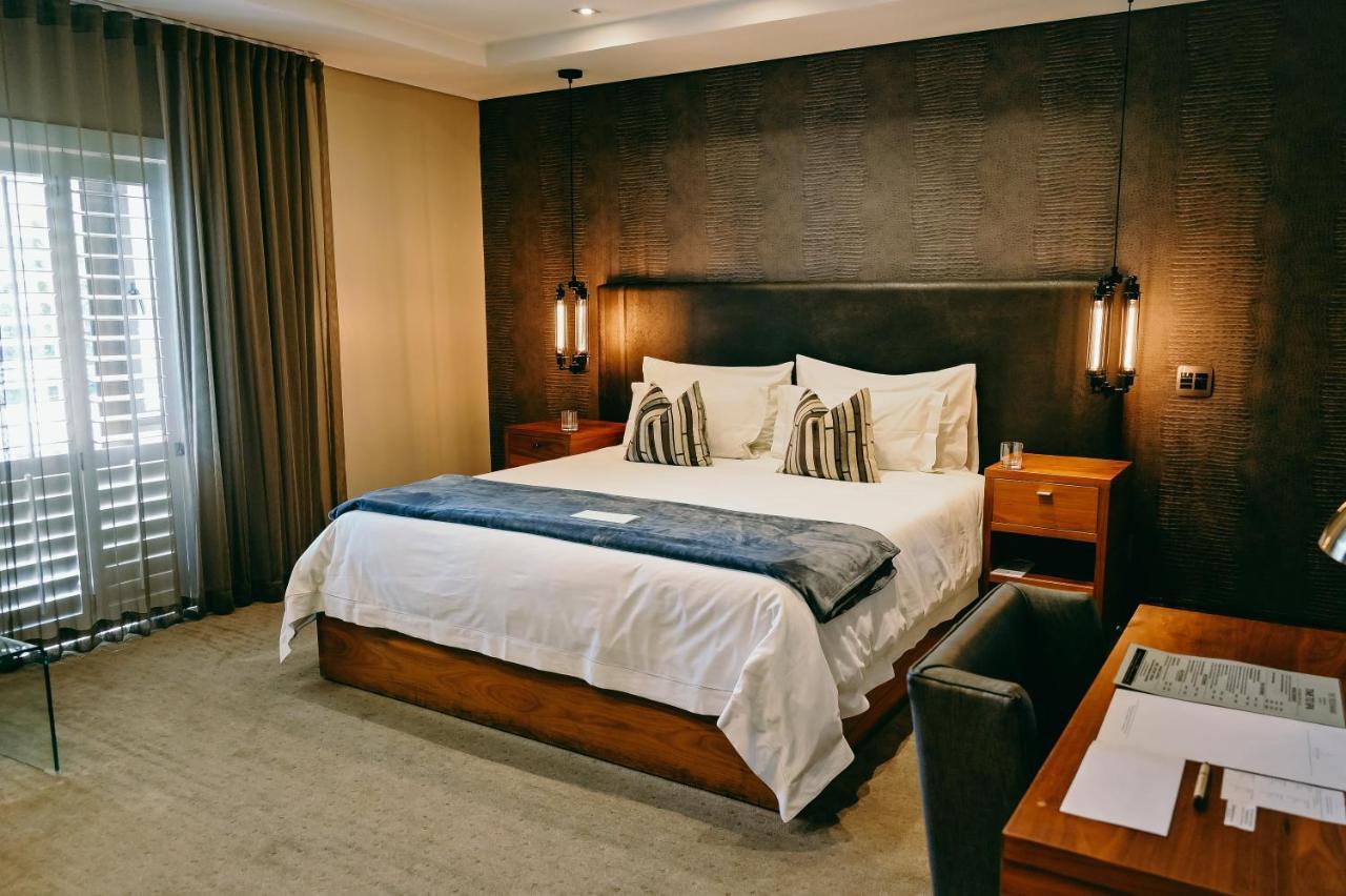 Tredenham Boutique Hotel Bloemfontein Bagian luar foto A bedroom at the hotel