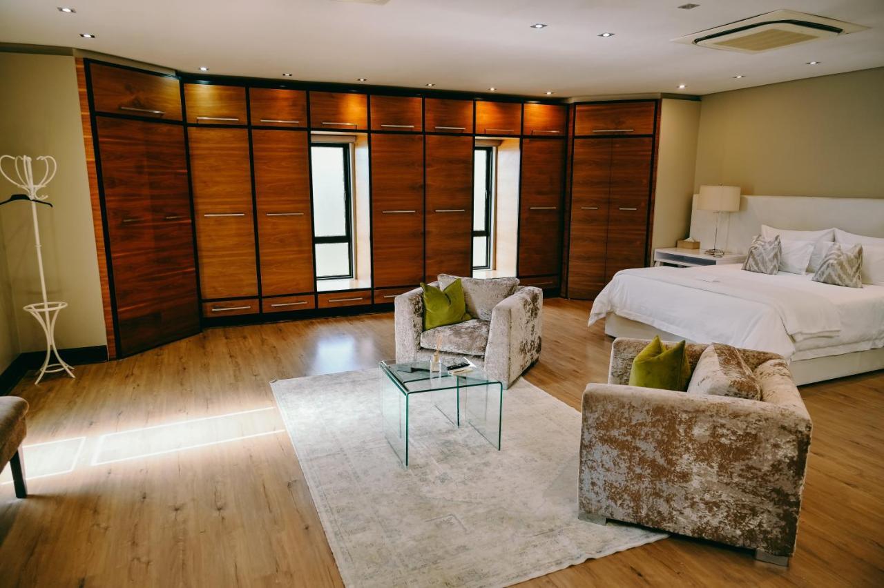 Tredenham Boutique Hotel Bloemfontein Bagian luar foto A bedroom at the hotel