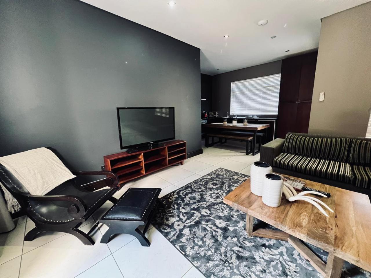 Tredenham Boutique Hotel Bloemfontein Bagian luar foto A living room in a condominium