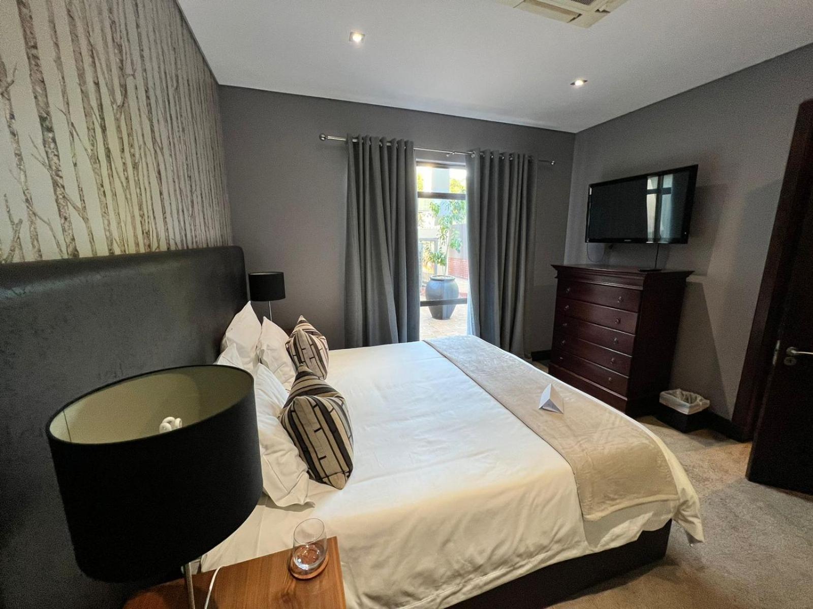 Tredenham Boutique Hotel Bloemfontein Bagian luar foto A bedroom at the hotel