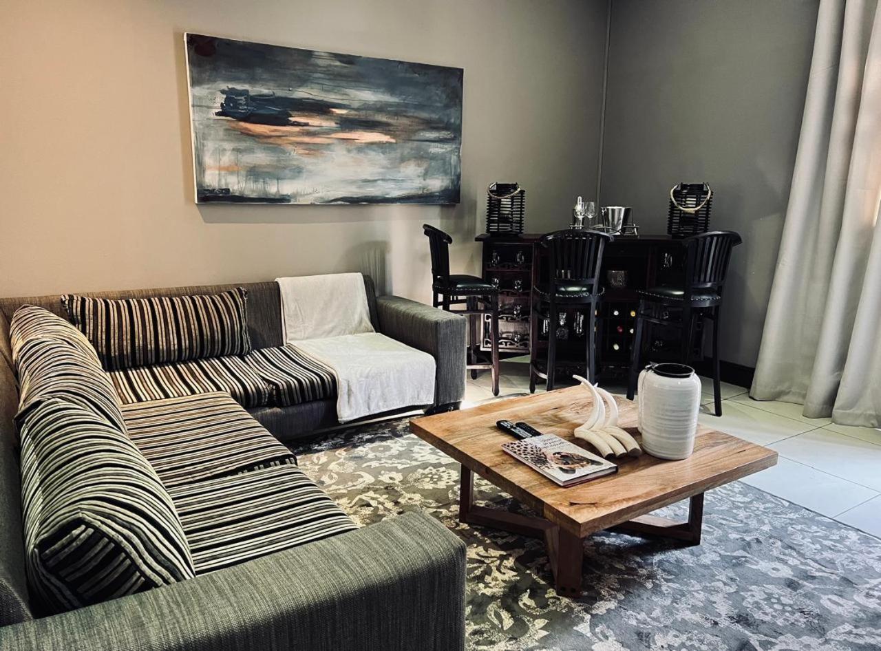 Tredenham Boutique Hotel Bloemfontein Bagian luar foto A living room in a condominium