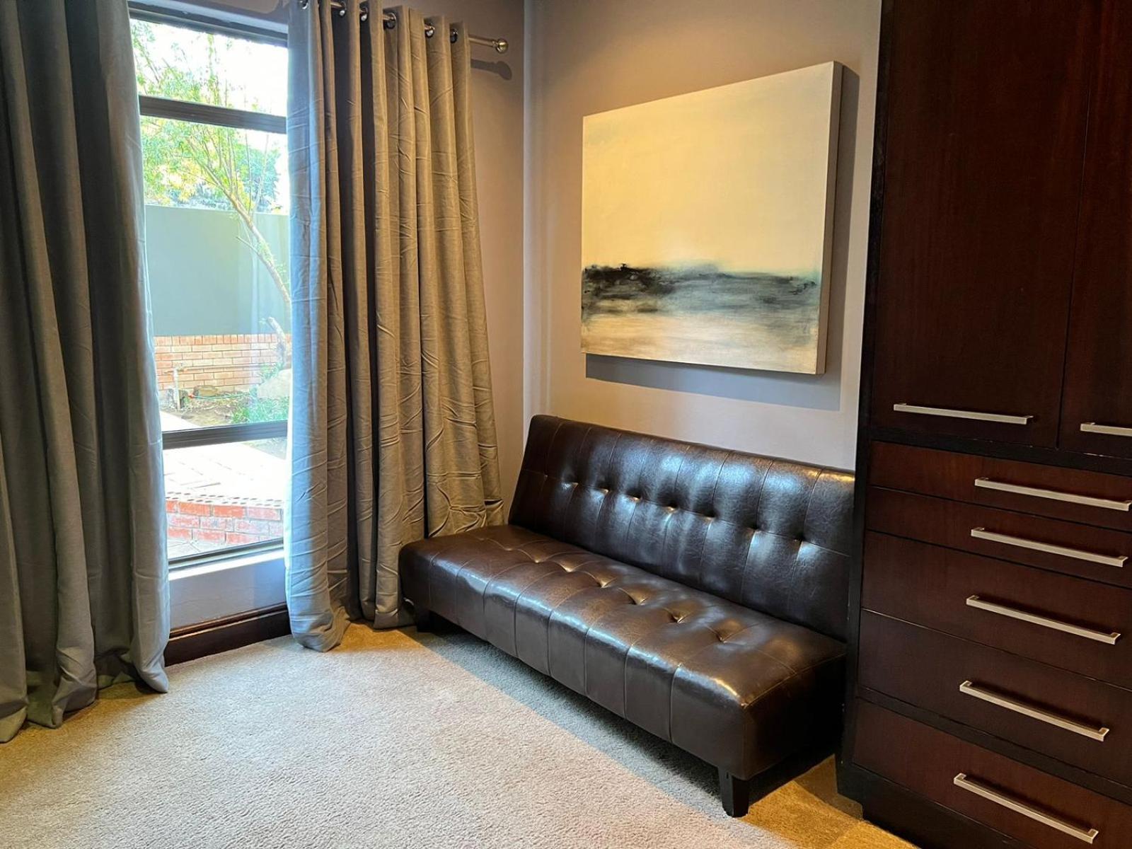 Tredenham Boutique Hotel Bloemfontein Bagian luar foto A futon sofa