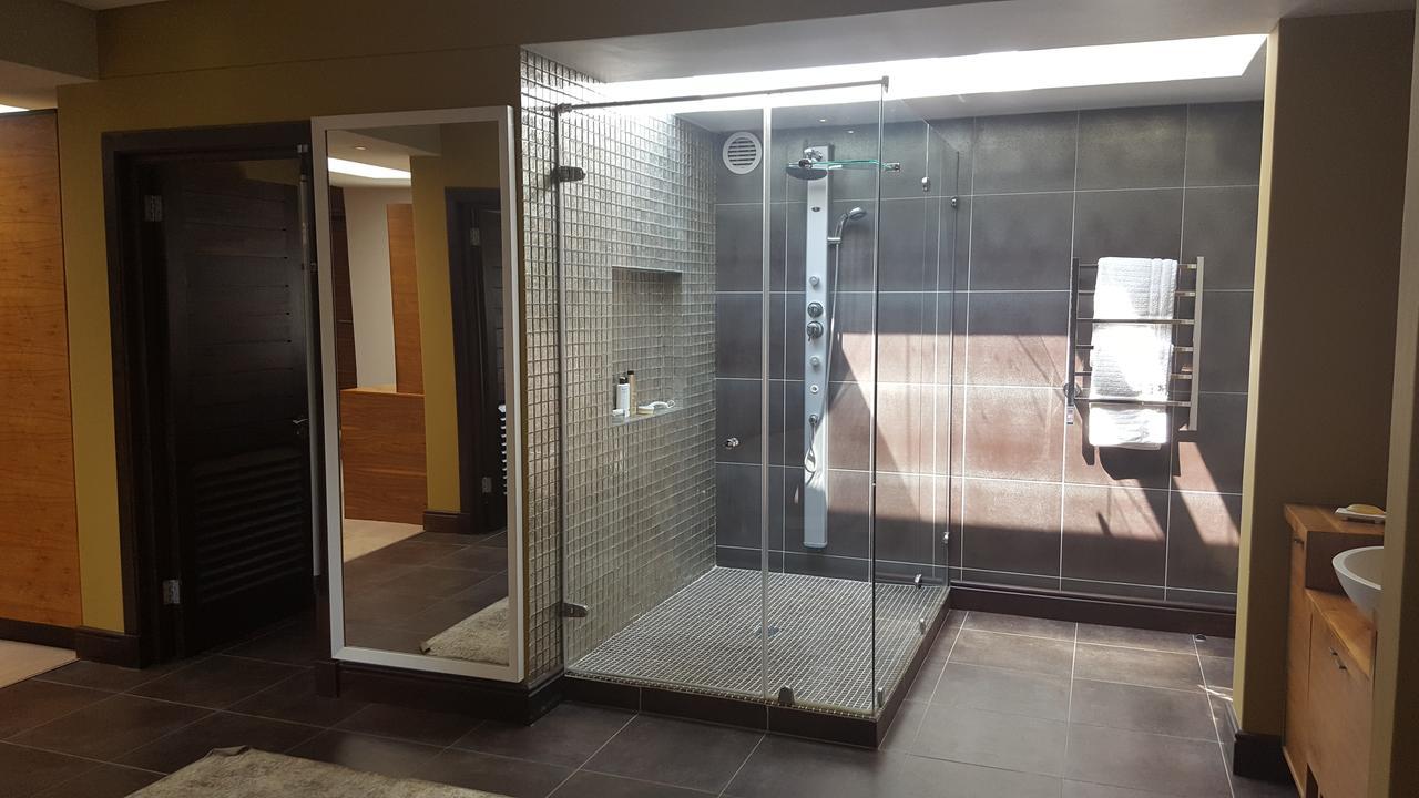 Tredenham Boutique Hotel Bloemfontein Bagian luar foto A shower with a fixed shower head