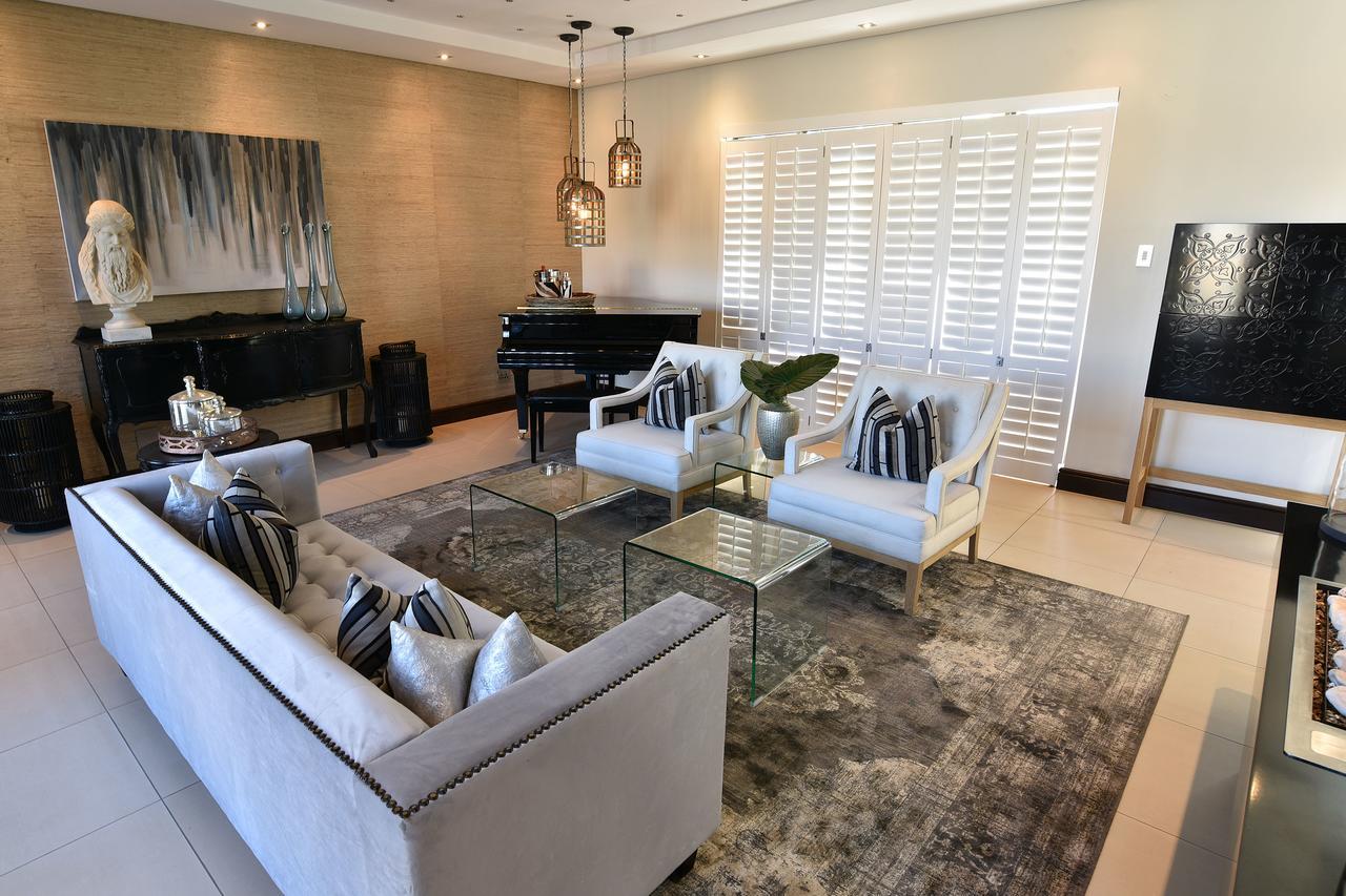 Tredenham Boutique Hotel Bloemfontein Bagian luar foto A living room with a rug